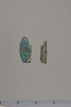 Teile eines Klappspiegels: Reliefapplik mit Aphrodite und Adonis, Deckel, Unterteil, Fragmente