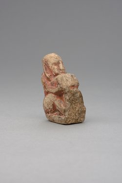 Hockender, nackter Mann, über seinem Phallus eine Stele haltend, fragmentiert