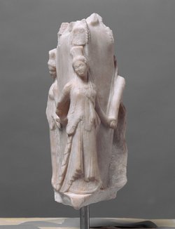 Hekataion: Dreigestaltige Hekate mit Chariten