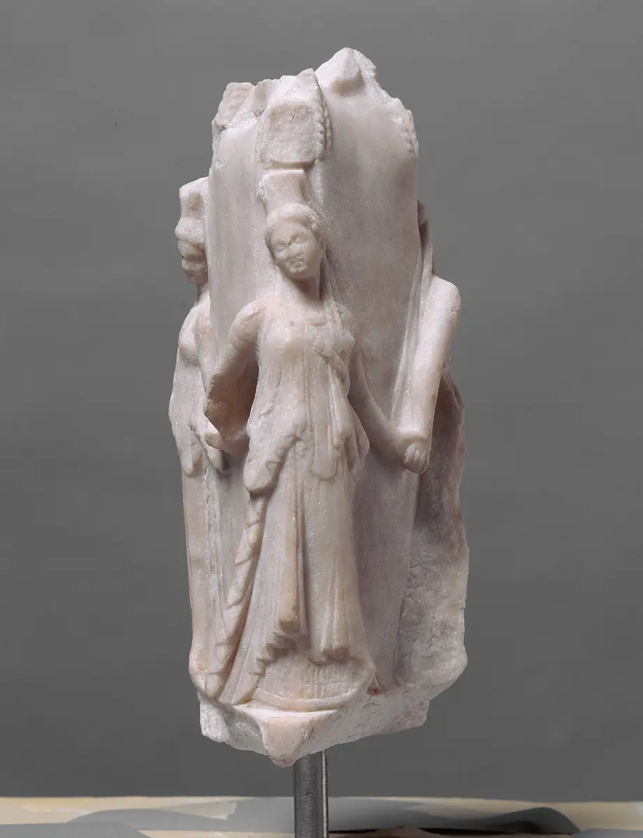 Hekataion: Dreigestaltige Hekate mit Chariten