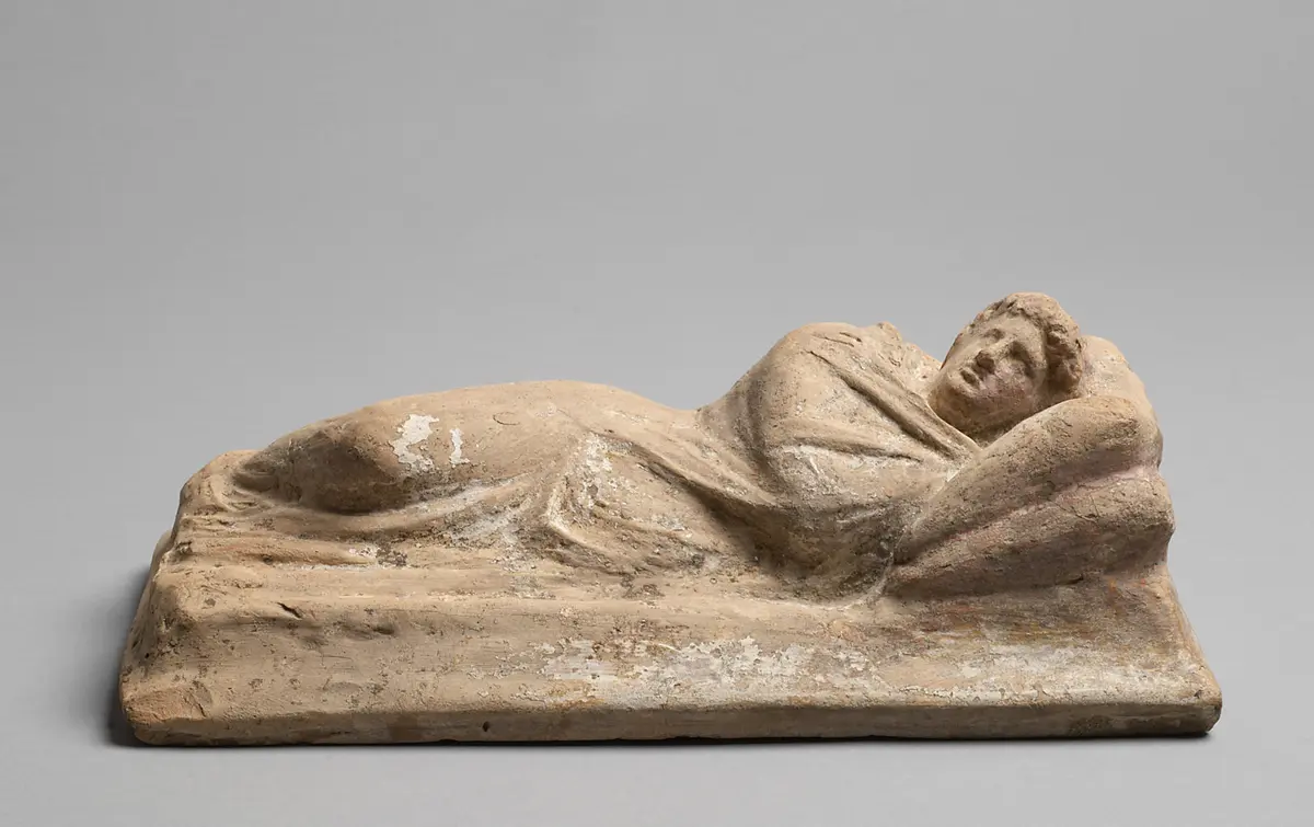 Deckel einer Aschenurne: Liegende Frau