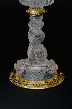 Muschelförmige Schale mit Drachen