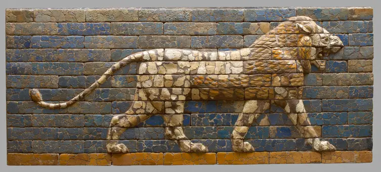 Wandstück mit dem Relief eines schreitenden Löwen