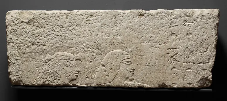 Grabrelief einer Frau mit Lotosblüten-Diadem und eines Mannes