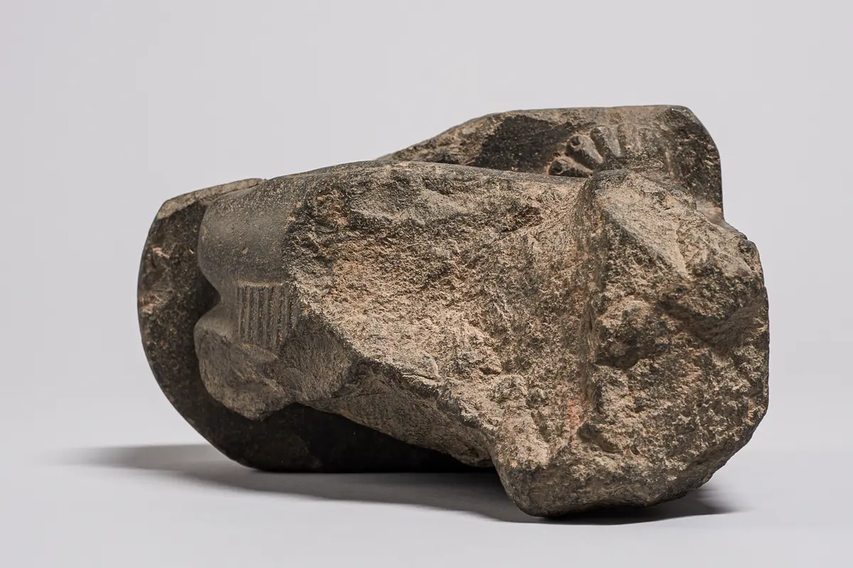 Unterteil einer knienden Statuette des Hor-em-achbit