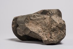 Unterteil einer knienden Statuette des Hor-em-achbit