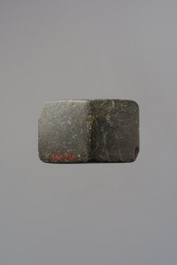 Giebelförmiger Stempel mit Antilope