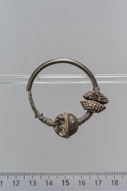 Ohrring mit kugelförmigen Ziergliedern
