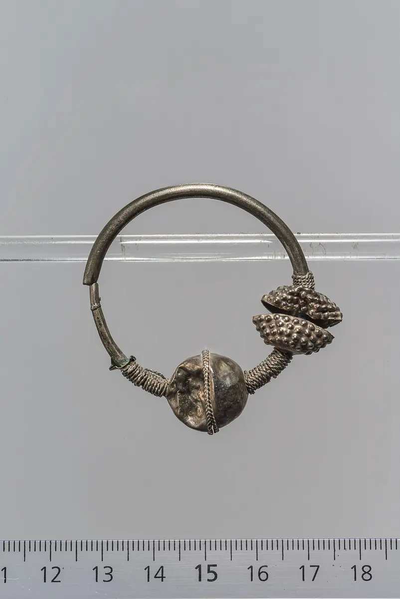 Ohrring mit kugelförmigen Ziergliedern