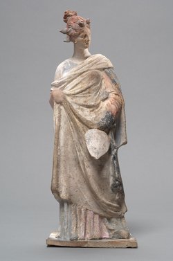 Stehende Frau mit Fächer