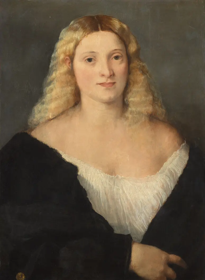 Junge Frau in schwarzem Kleid
