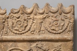 Aufsatzplatte: Zwei Satyrn bei der Weinlese