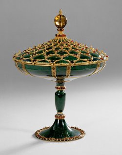 Tazza mit Deckel auf hohem Fuß