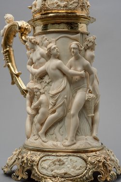 Deckelhumpen aus Elfenbein mit Bacchanal und mythologischen Szenen