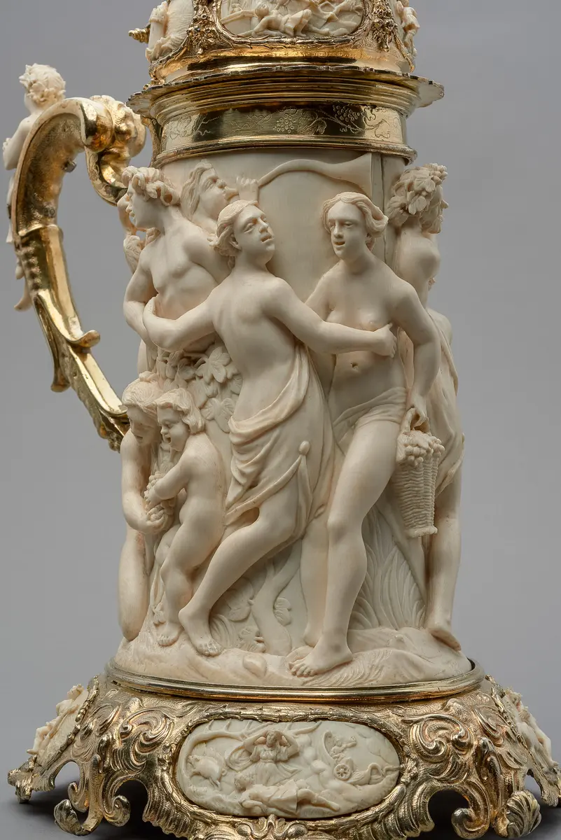 Deckelhumpen aus Elfenbein mit Bacchanal und mythologischen Szenen
