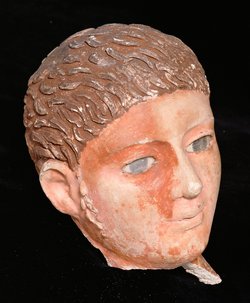 Kopf vom Stucksarg eines jungen Mannes