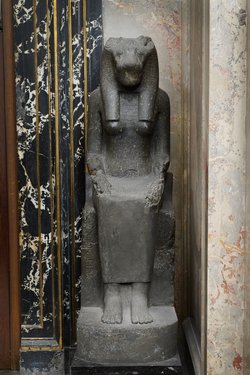 Sitzstatue der Göttin Sachmet