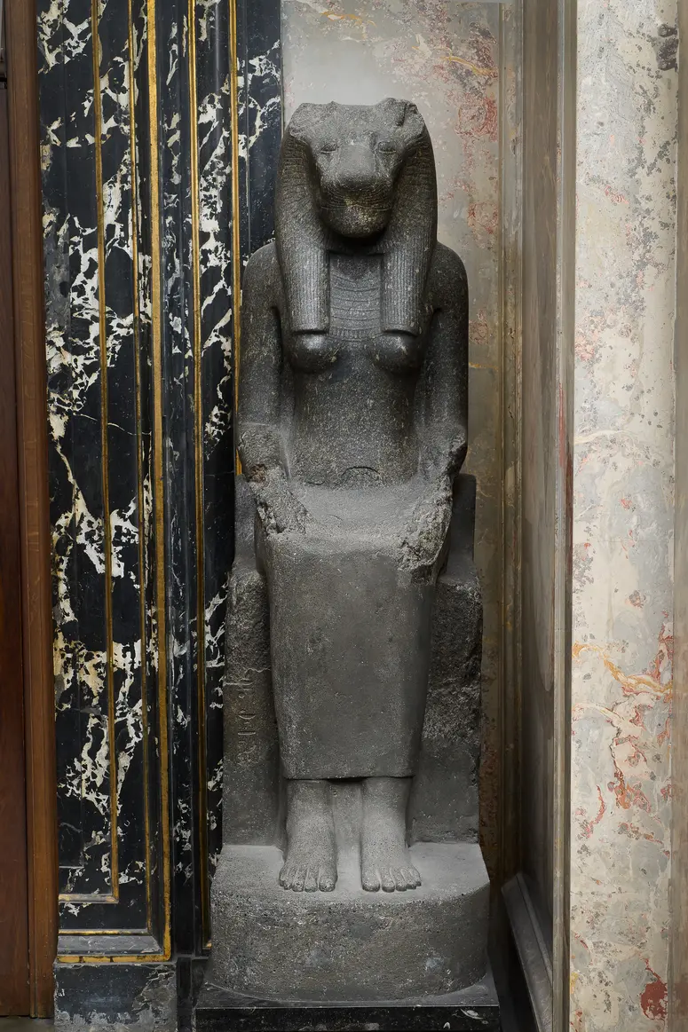 Sitzstatue der Göttin Sachmet