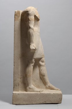 Gruppenstandbild des Pehen-ptah und seiner Mutter Imen-djefa-es