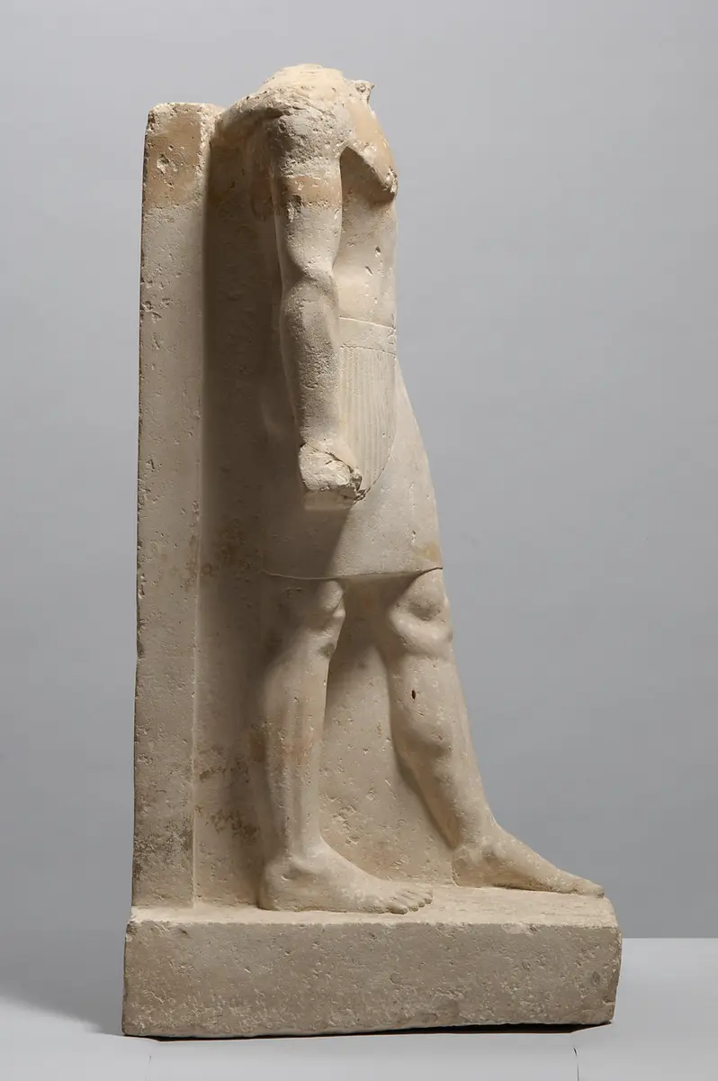 Gruppenstandbild des Pehen-ptah und seiner Mutter Imen-djefa-es