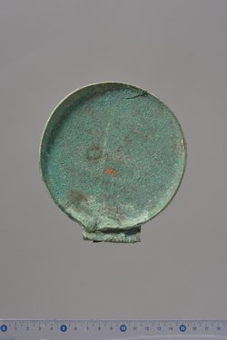 Deckel eines Klappspiegels mit Reliefapplik: Eros, Dionysos, Mänade (oder Muse)
