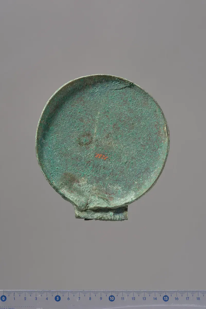 Deckel eines Klappspiegels mit Reliefapplik: Eros, Dionysos, Mänade (oder Muse)