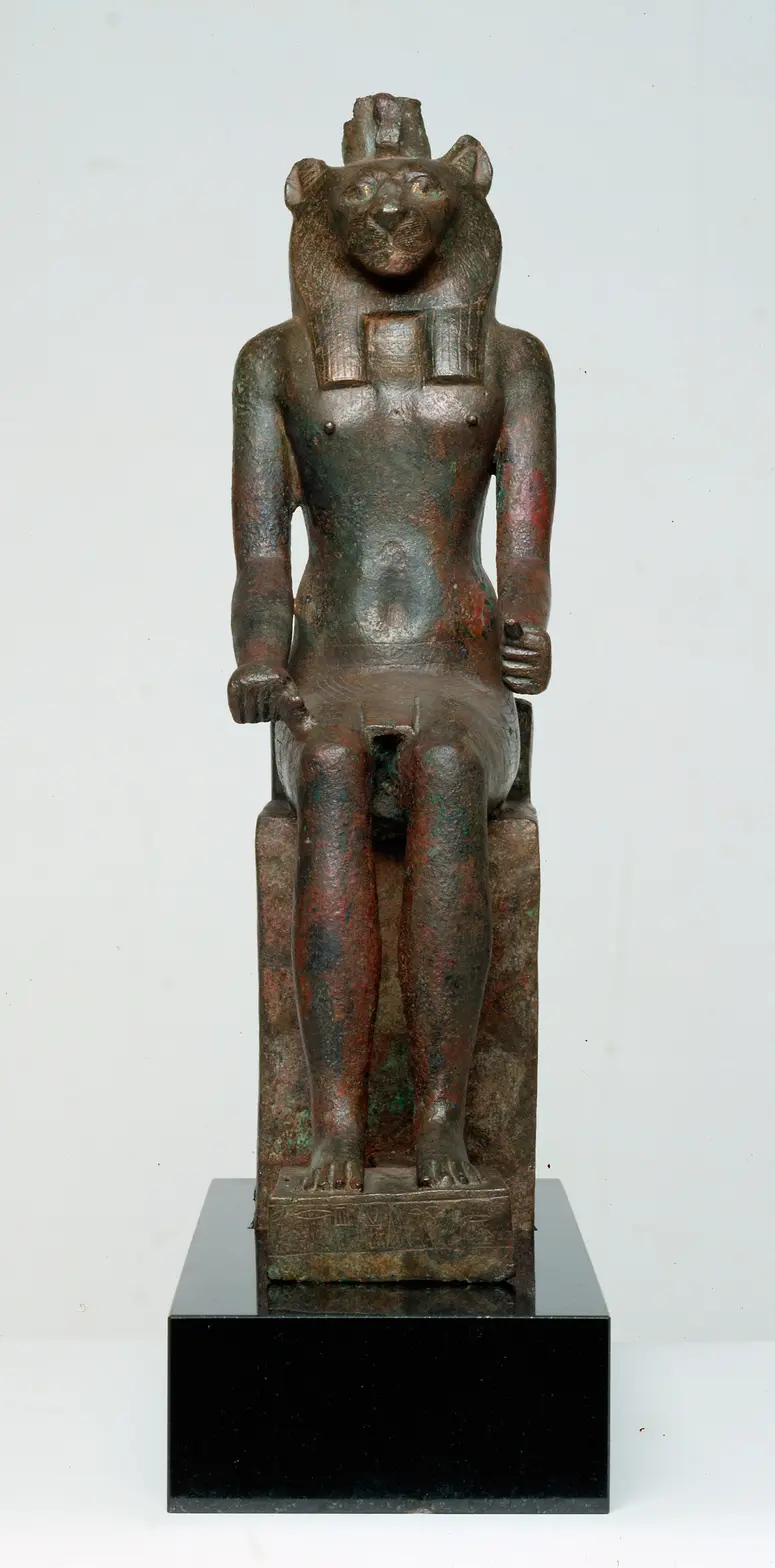 Löwenköpfiger Gott, sitzend
