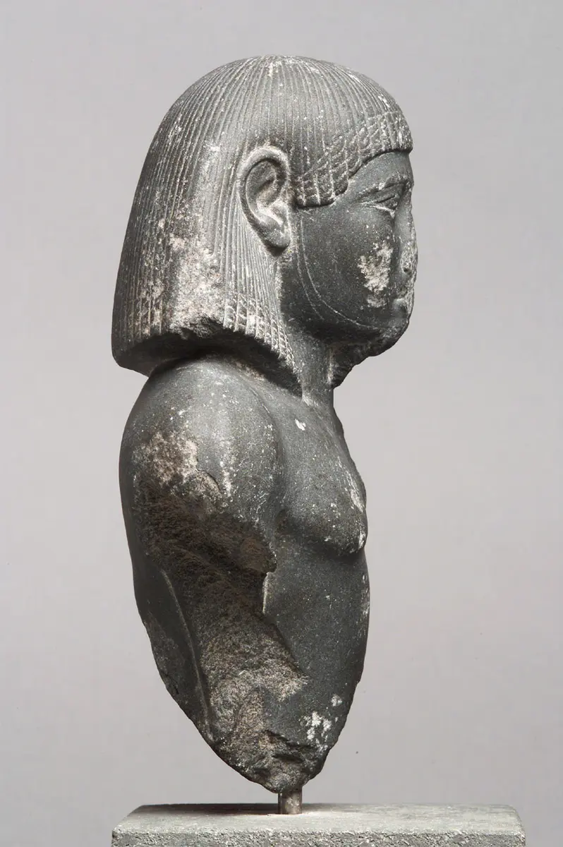 Fragmentierte Büste der Statuette eines Mannes