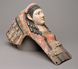 Kartonagemaske einer weiblichen Mumie