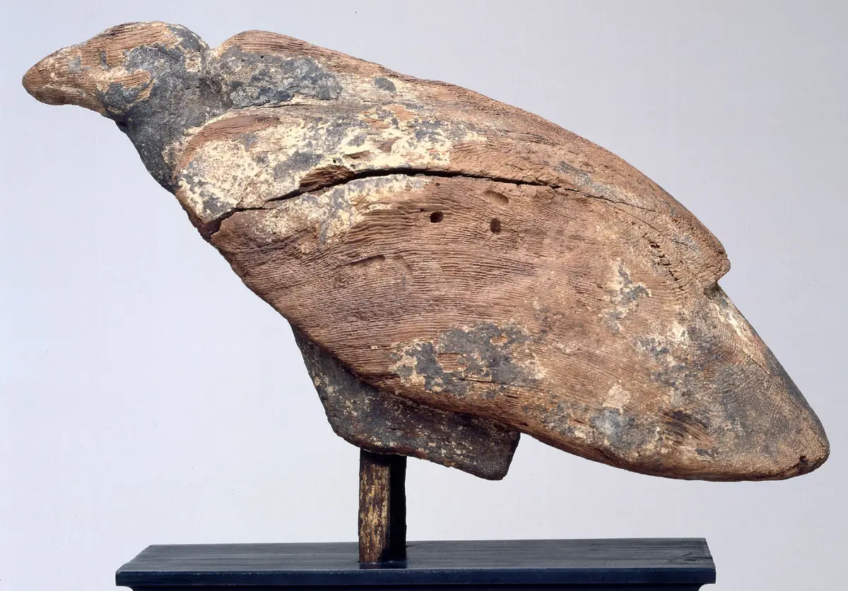 Figur eines stehenden Geiers