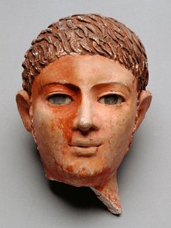 Kopf vom Stucksarg eines jungen Mannes