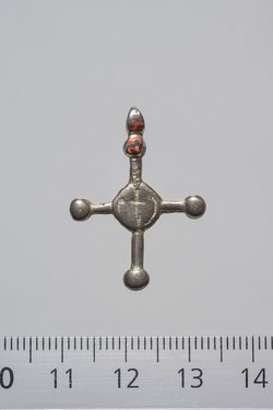 Anhänger in Kreuzform
