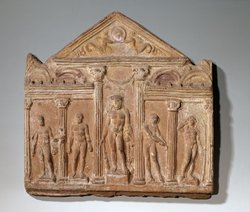 Aufsatzplatte mit Statuenschmuck einer Palästra: Herakles und Athleten