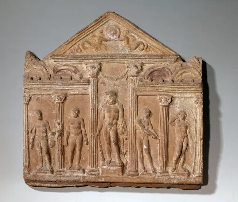 Aufsatzplatte mit Statuenschmuck einer Palästra: Herakles und Athleten