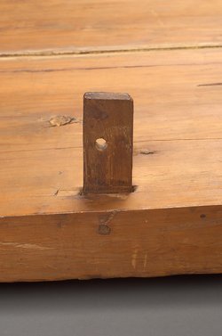 Unterteil des Kastensarges des An-em-her mit Mumie und Teilkartonage
