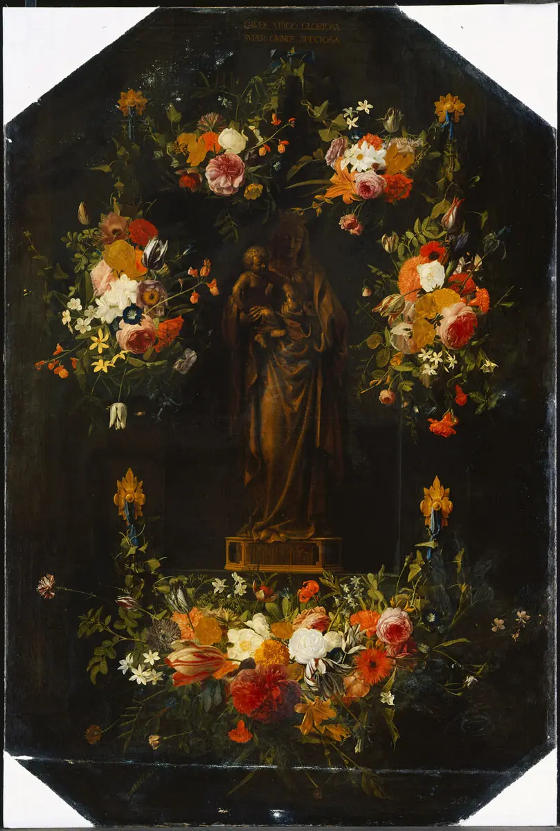 Marienstatuette im Blumenkranz