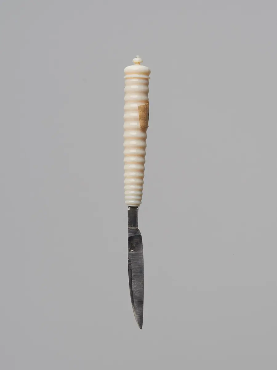Messer eines Schreibzeugs in Gestalt einer Säule