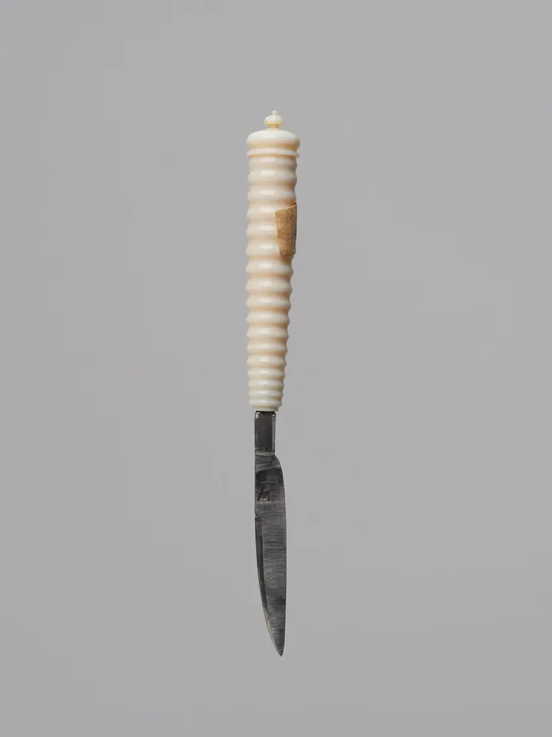 Messer eines Schreibzeugs in Gestalt einer Säule