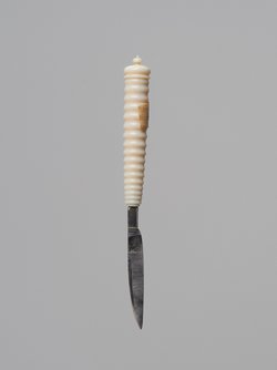 Messer eines Schreibzeugs in Gestalt einer Säule