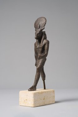 Gott Month, stierköpfig, schreitend