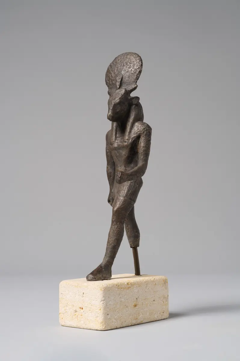 Gott Month, stierköpfig, schreitend