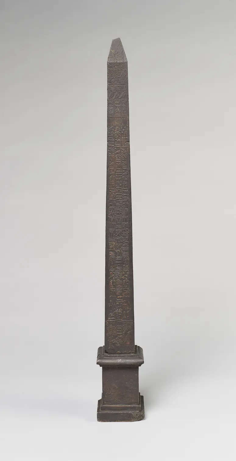 Miniaturnachbildung eines Obelisken von Sethos I. und Ramses II. aus Heliopolis