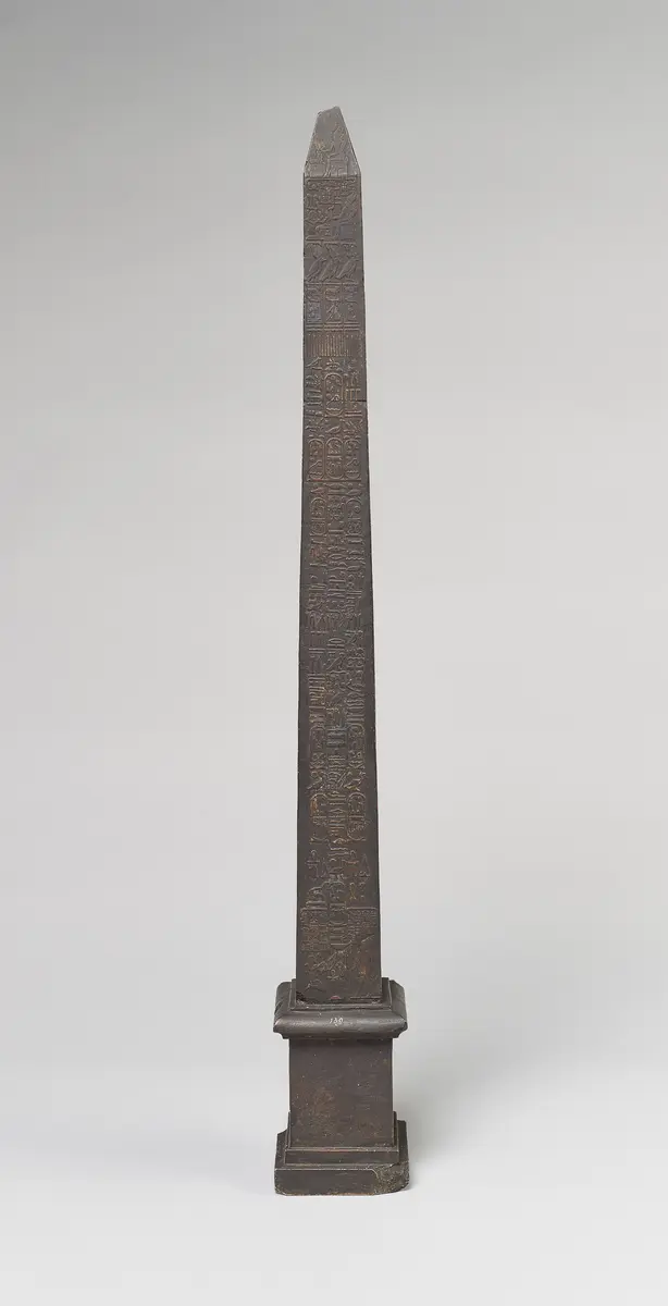 Miniaturnachbildung eines Obelisken von Sethos I. und Ramses II. aus Heliopolis