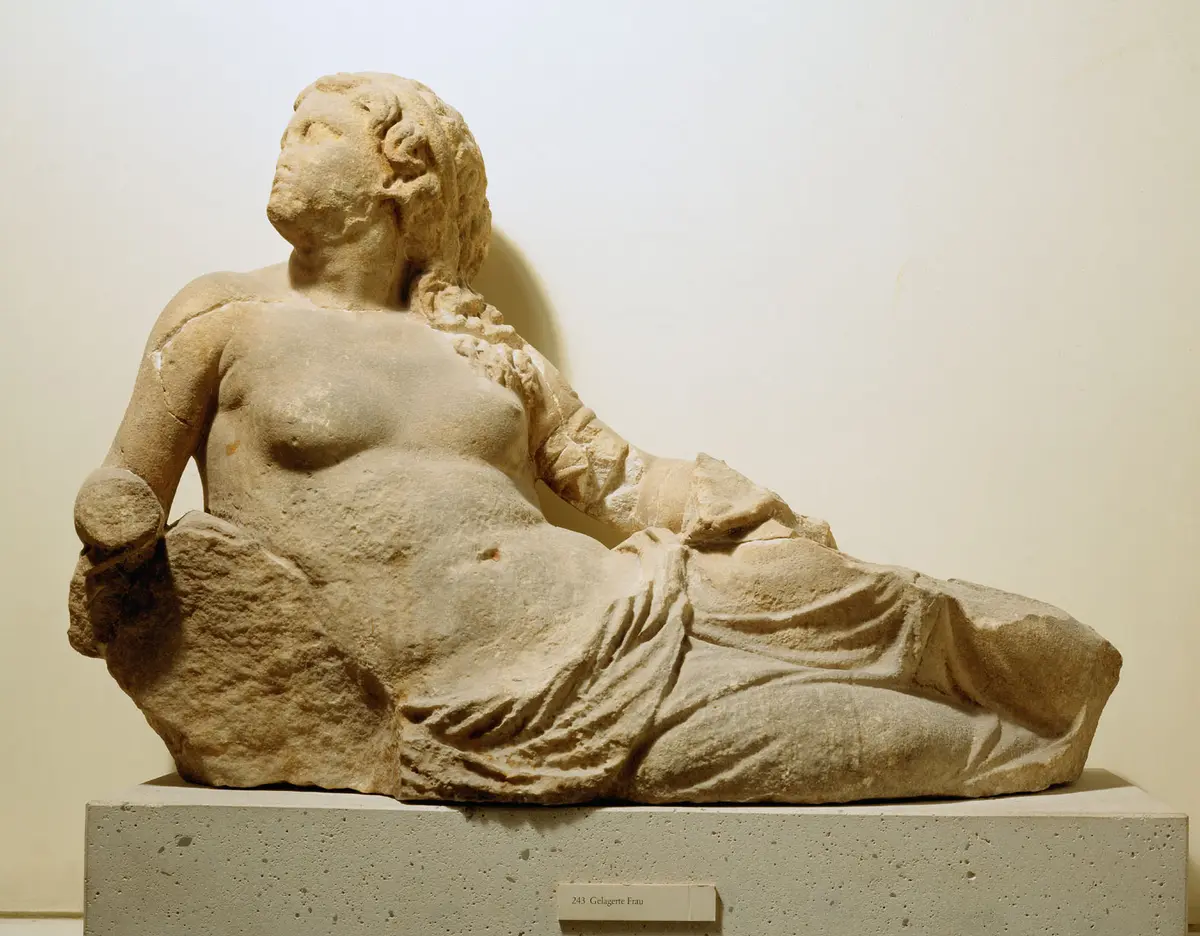 Gelagerte Frau