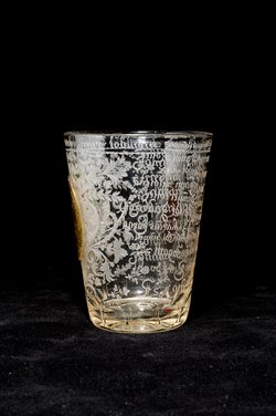 Becher mit Schusterzunft von Iglau mit Zwischengoldmedaillon