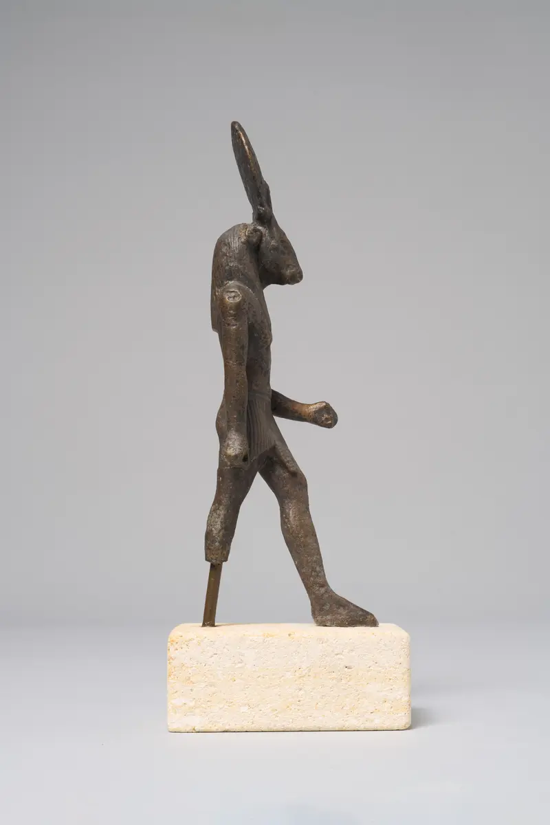 Gott Month, stierköpfig, schreitend