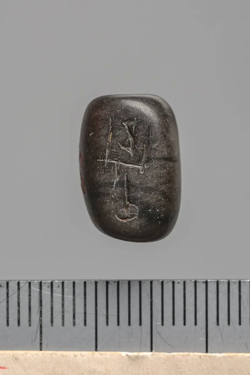 Siegelamulett, längs durchbohrt