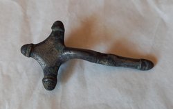 Bügelfibel mit dreieckiger Kopfplatte