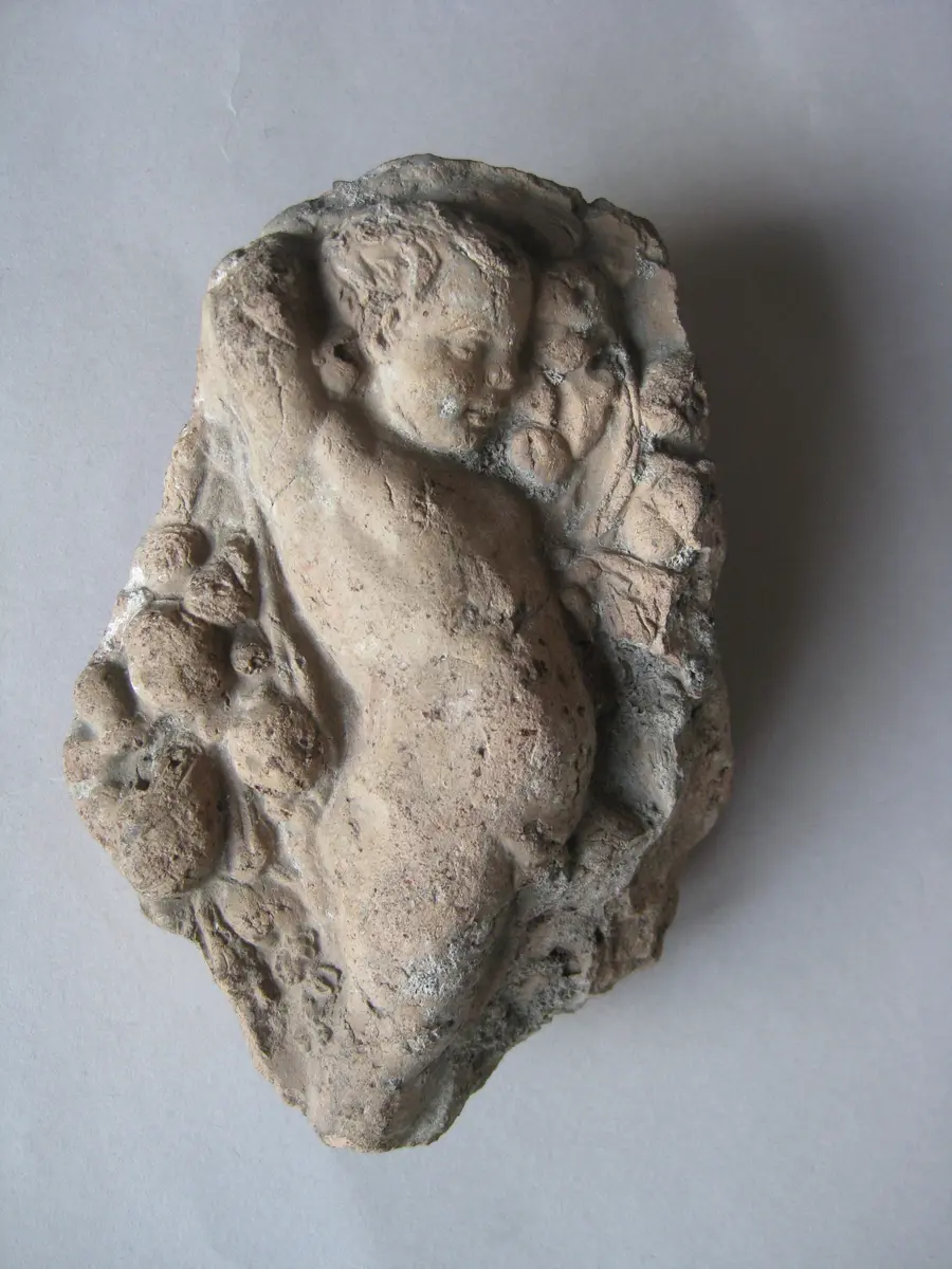 Fragment einer Sima: Erosknabe mit Fruchtgirlande