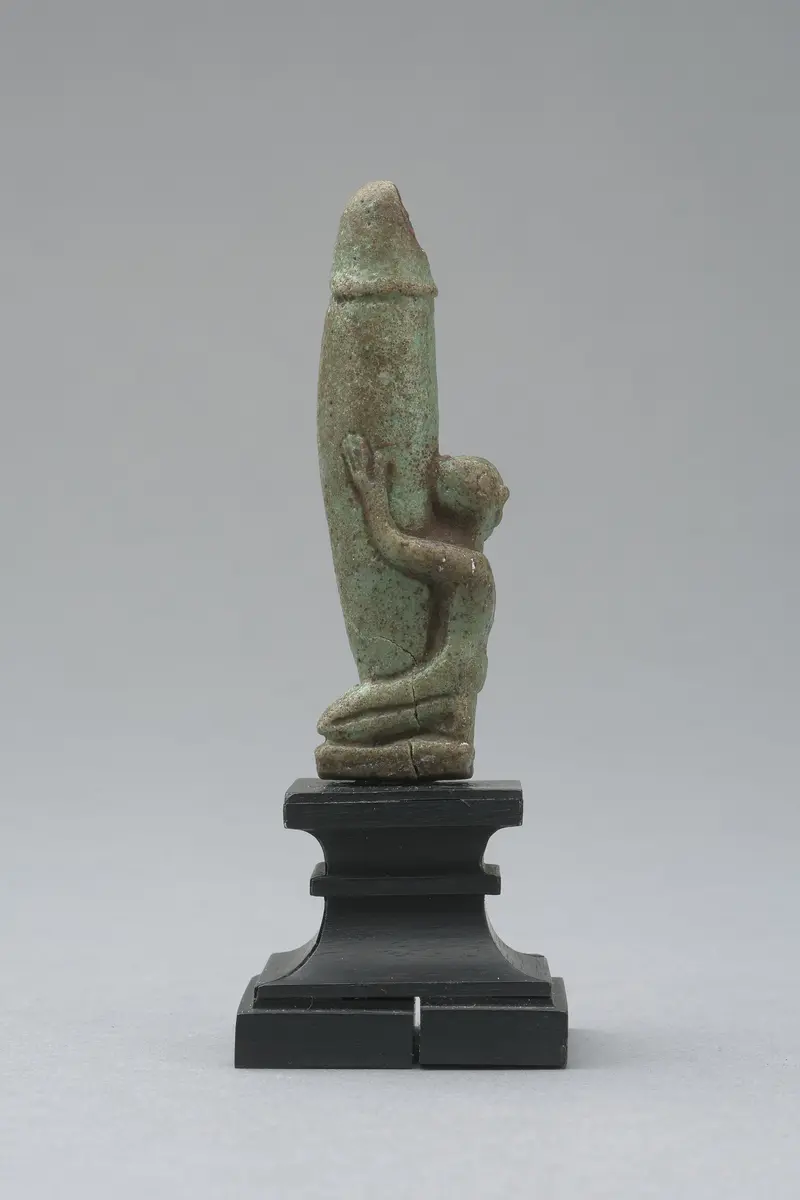 Figur eines knienden, nackten Mannes mit großem, aufgerichtetem Phallus
